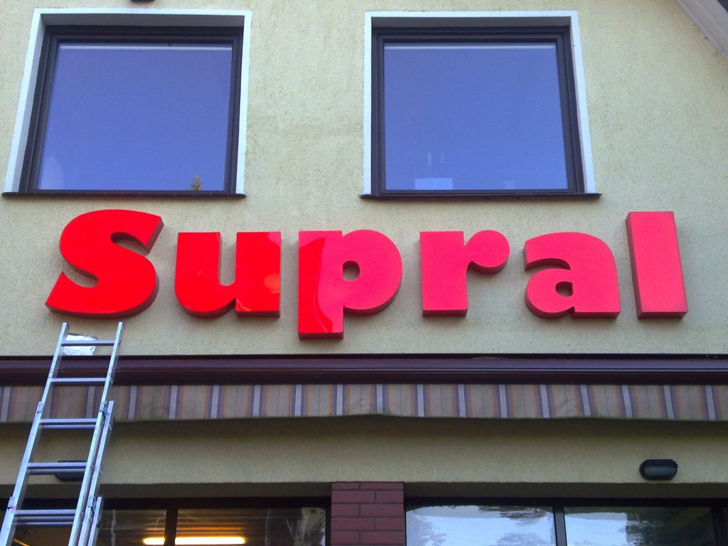 Litery podświetlane w całośći, boki i lico wykonane z barwionej w masie, litery wykonane dla firmy https://www.supral.pl/