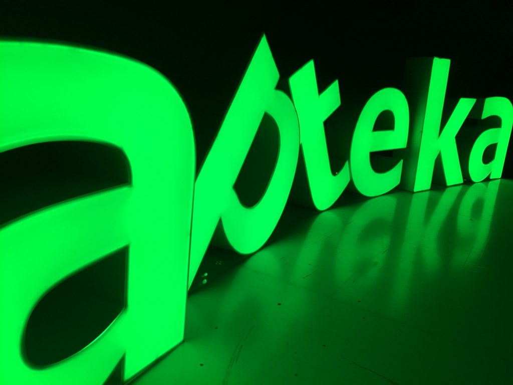 świecące na zielono litery apteka
