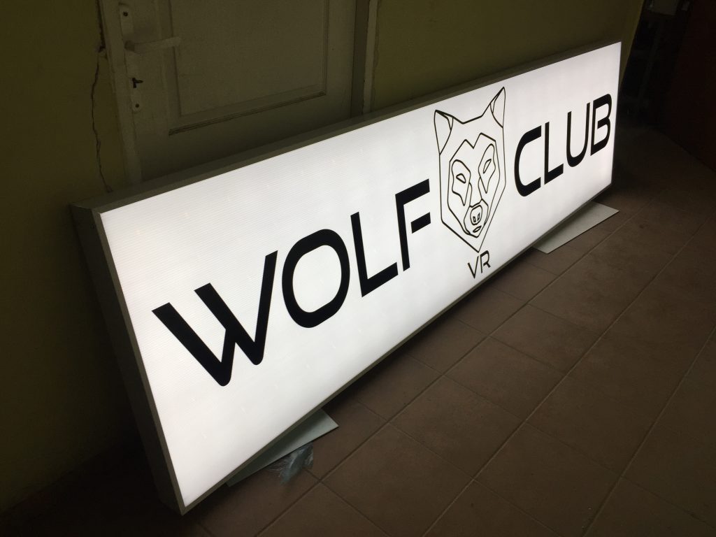 kaseton świetlny świecący na biało i napis wolf club