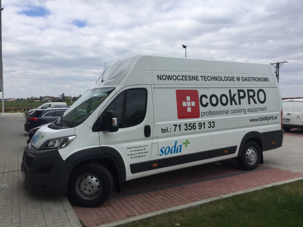 Fiat ducato oklejony reklamami firmy cookpro