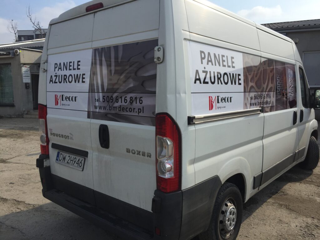 samochód dostawczy fiat boxer wyklejony folią z grafiką panele ażurowe