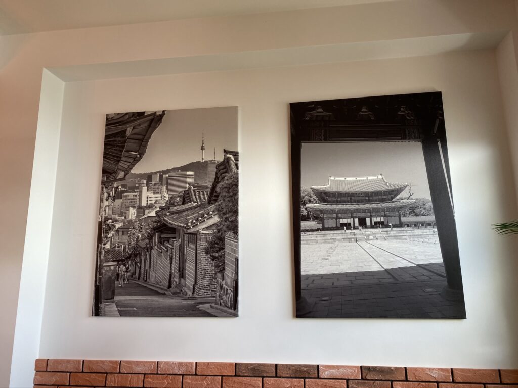dwa drukowane obrazy motyw Koreańskie napięte na ramie i przykręcone do białej ściany