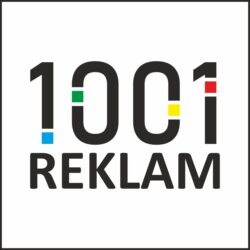 tekst 1001reklam w czarnej kwadratowej ramce na białym tle w